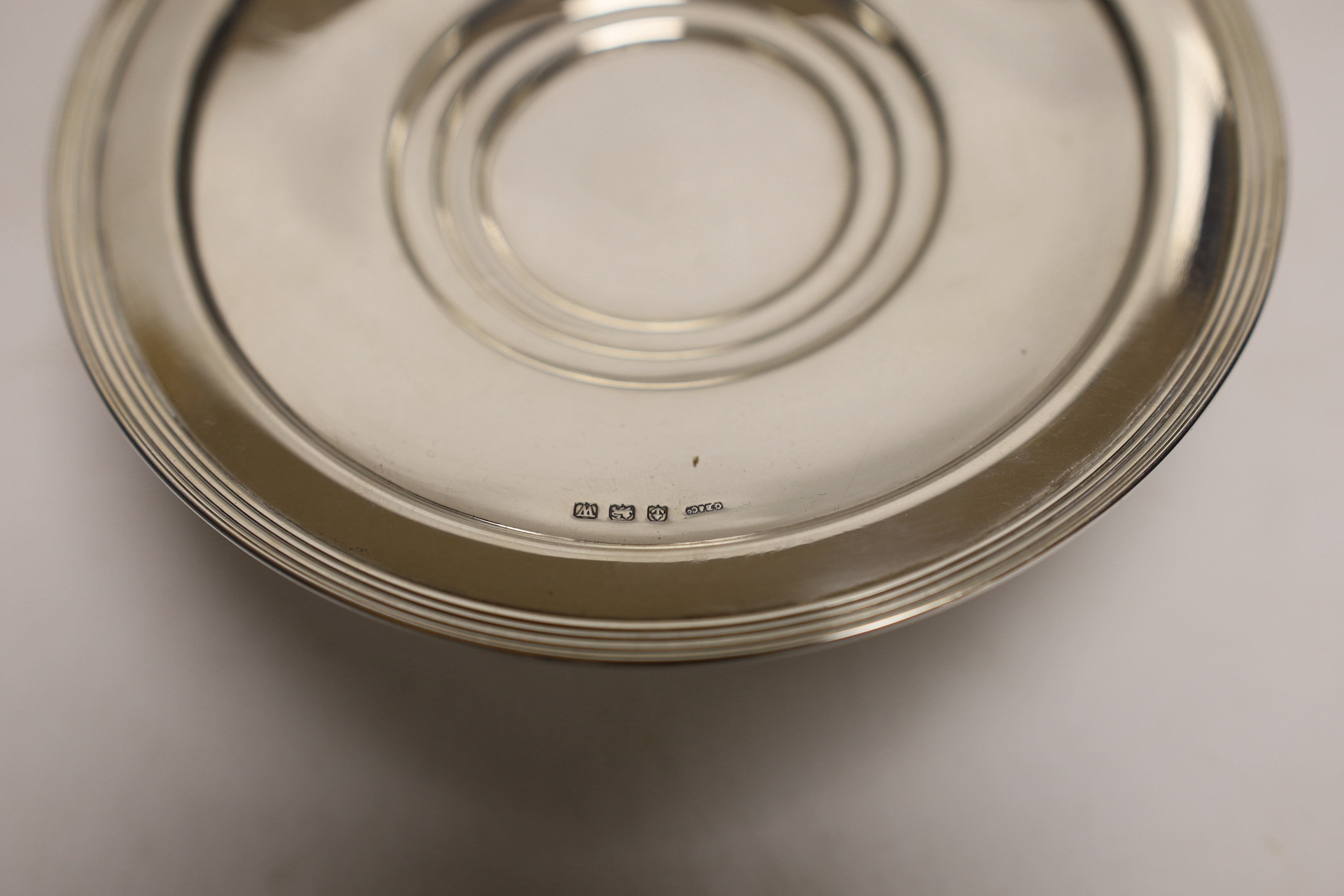 An Edwardian silver mounted cigarette box, London, 1901, 10.8cm, a small silver tazza and two continental white metal bowls, with inset coin bases.
